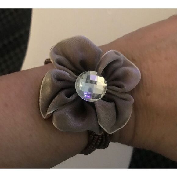 Brand New Lot of (18) Seed Bead & Flower Stretch Bracelets - Picture 5 of 5